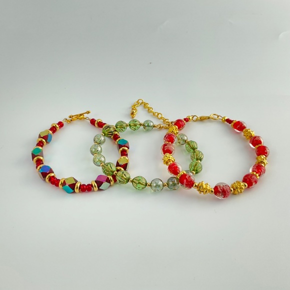 Dropped!  Handmade.  Red & Green & Christmas Theme Bracelets. - Picture 5 of 8